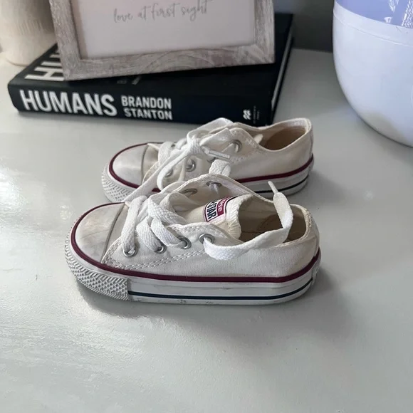 Assorted toddler size 6 shoes - Picture 5 of 8